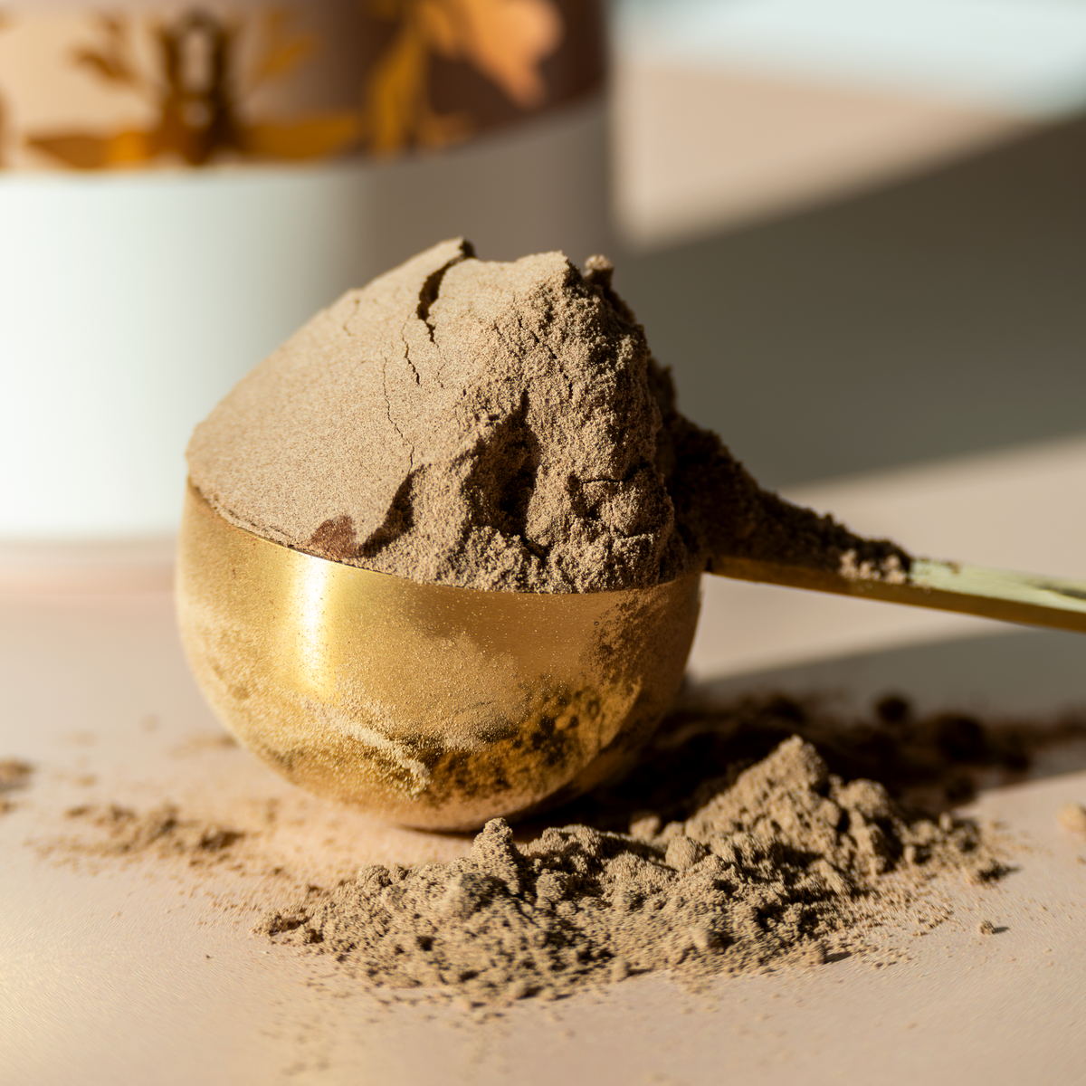 Chokoladeproteinpulver i måleske