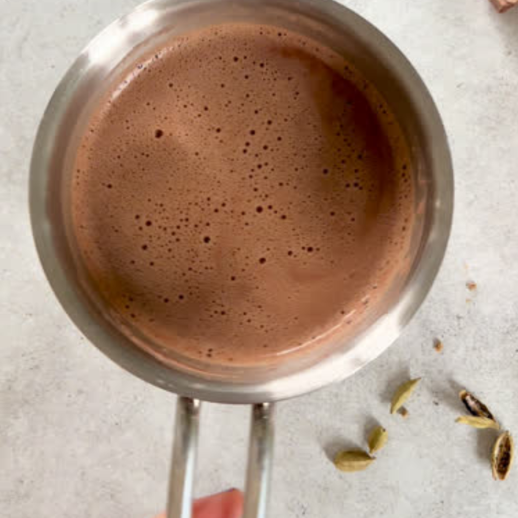 Tilberedning af ceremoniel cacao med chai spice