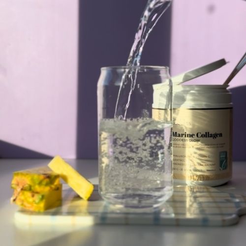 Goddess Glow Marine Collagen røres op i vand og får en flot, klar, gul farve.