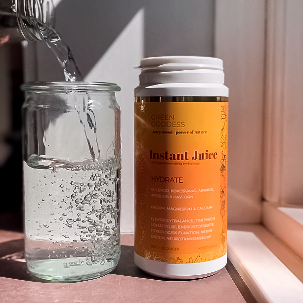 Instant Juice i varianten Hydrate, der røres op i vand med en elektrisk whisk