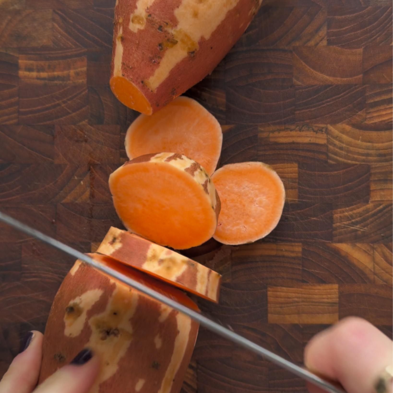 Video viser hvordan du laver sød kartoffel med brie