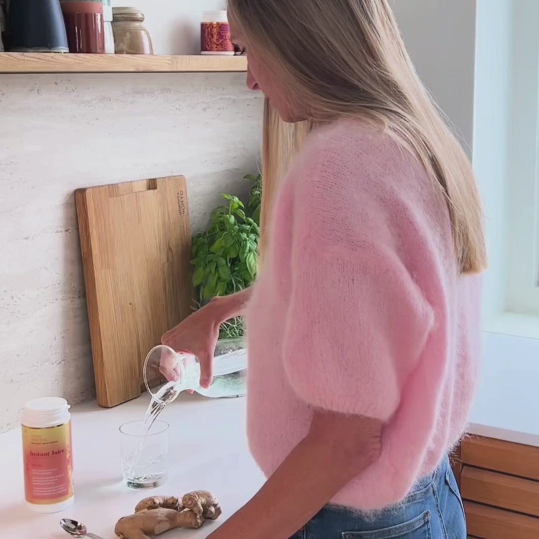Carolina rører juicepulver op i vand