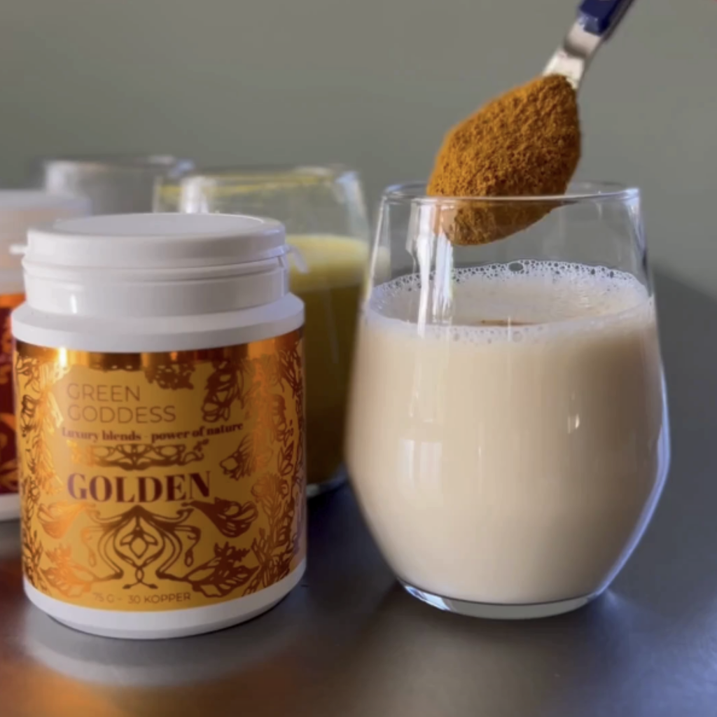Golden blend i varm plantemælk