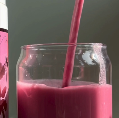 Planteprotein med bærsmag, shaket op med vand