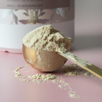 Messingfarvet scoop (måleske) med vaniljeprotein
